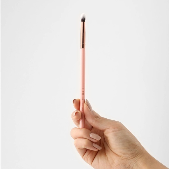 LUXIE - 243 PRECISION BLENDER BRUSH - ROSE GOLD - Picture 2 of 3